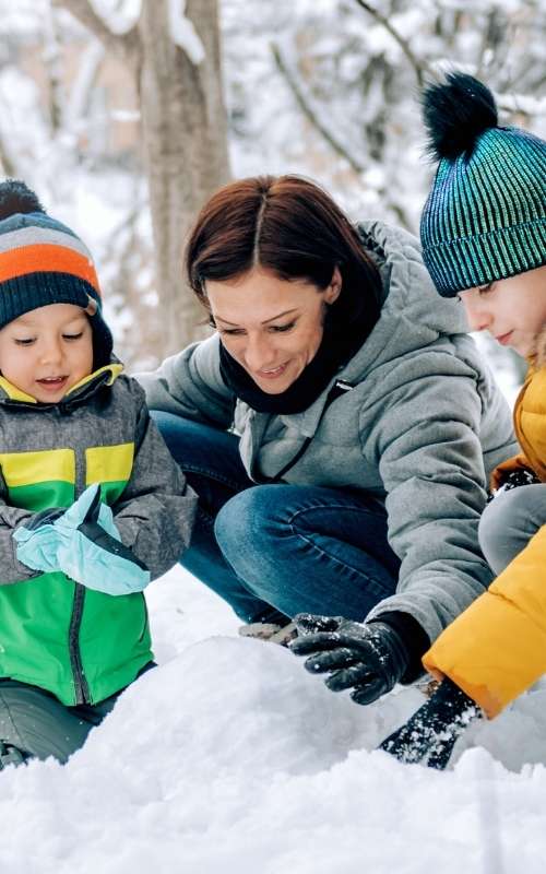 Family playing in the snow500x800